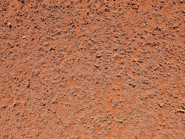 A sportcipő lábnyomának részletei egy teniszpályán. Részletes homok és gabona a földön - Fotó, kép