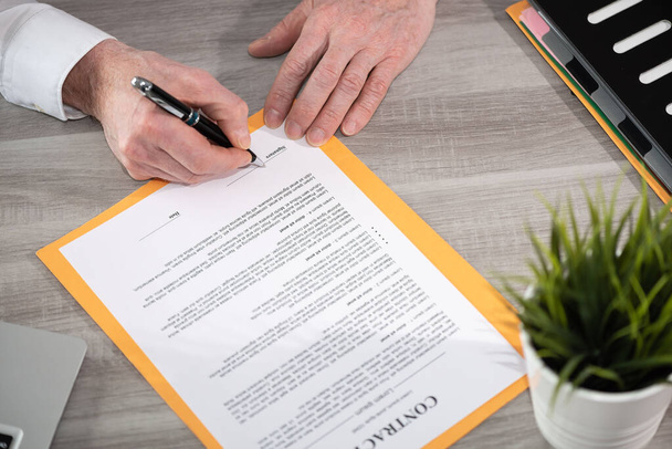 Hand of businessman signing a contract  - Foto, immagini