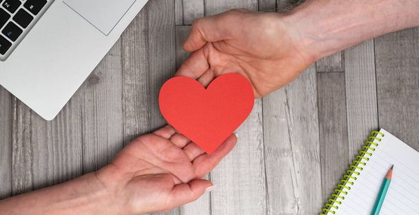Χέρια κρατώντας μια κόκκινη καρδιά; Έννοια της ασφάλισης υγείας - Φωτογραφία, εικόνα
