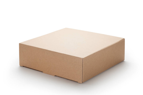 Caja de cartón marrón aislada sobre fondo blanco - Foto, imagen