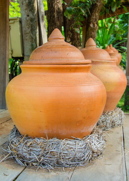 Poterie d'argile utilisée comme pot d'eau
 - Photo, image