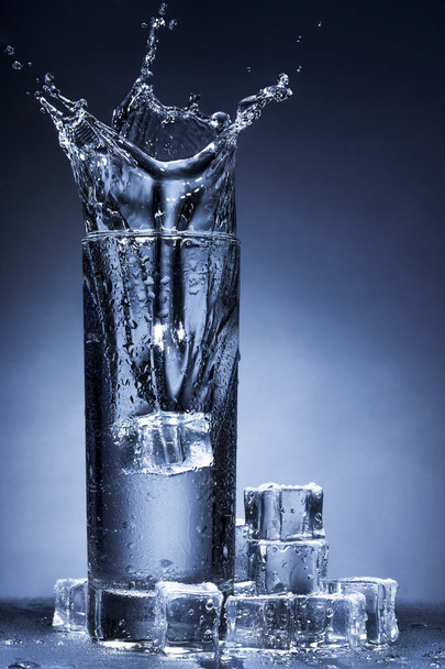 víz fröccsenés egy pohárban - Fotó, kép