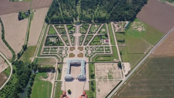 Prachtige panoramische luchtfoto 4K video van vliegende drone op Rundale (Rundle) paleis en zijn tuinen, gebouwd in de 18e eeuw. Rundale, Zemgale, Letland (Reeks) - Video