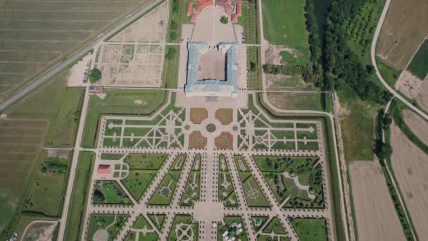 Prachtige panoramische luchtfoto 4K video van vliegende drone op Rundale (Rundle) paleis en zijn tuinen, gebouwd in de 18e eeuw. Rundale, Zemgale, Letland (Reeks) - Video