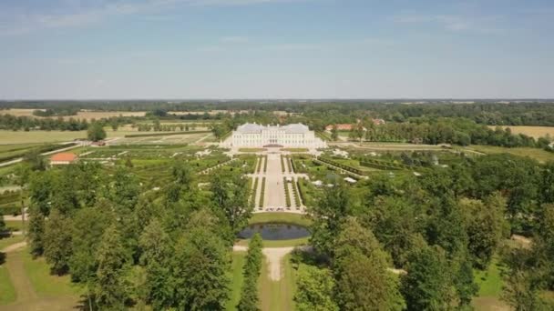Wunderschönes 4K-Panorama-Luftbild von der fliegenden Drohne auf dem Rundle-Palast und seinen Gärten aus dem 18. Jahrhundert. Rundale, Zemgale, Lettland (Reihe) - Filmmaterial, Video