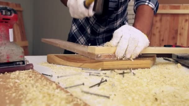 Carpintero trabajando en artesanía de madera en taller - Imágenes, Vídeo