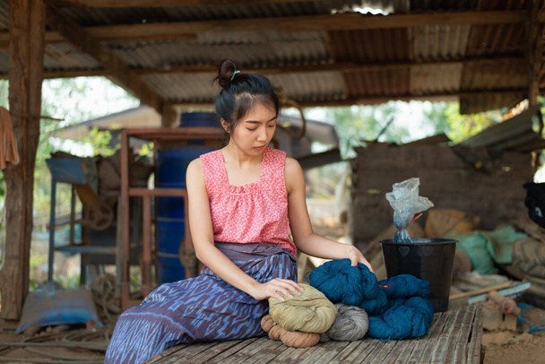 Fiatal ázsiai nők festés szövet pamut természetes összetevőkből, hagyományos thai szövés - Fotó, kép