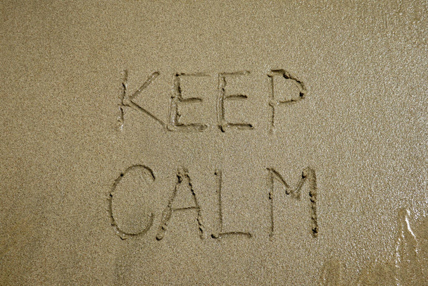 Znamení zachovat klid napsané na písku, bez stresu koncepce. - Fotografie, Obrázek
