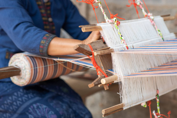 Primer plano de tejer las manos de las mujeres con la tradicional máquina de tejer tailandesa - Foto, Imagen