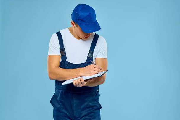 Bezorging man werknemer rendering dienst blauw achtergrond - Foto, afbeelding