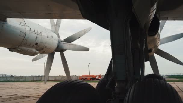 Bombardero en un aeropuerto militar, base militar - Imágenes, Vídeo