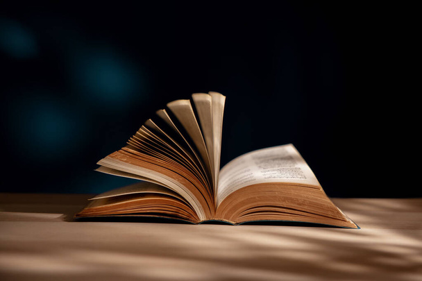 Концепция чтения и обучения. Открытая книга или Библия на столе - Фото, изображение