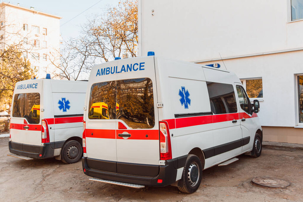 Zaporozhye / Ucrania- 08 de noviembre 2019: Ambulancia moderna. Vista trasera de un coche paramédico. - Foto, Imagen