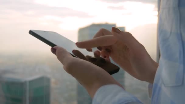 Şehir görünümüne karşı akıllı telefon aygıtı kullanan kadın - görünümü kapat - Video, Çekim