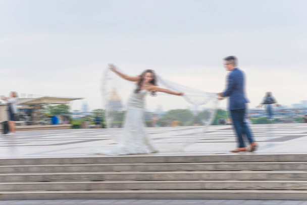 Невеста в красивом платье и жених в Париже, Эйфелева башня - Фото, изображение