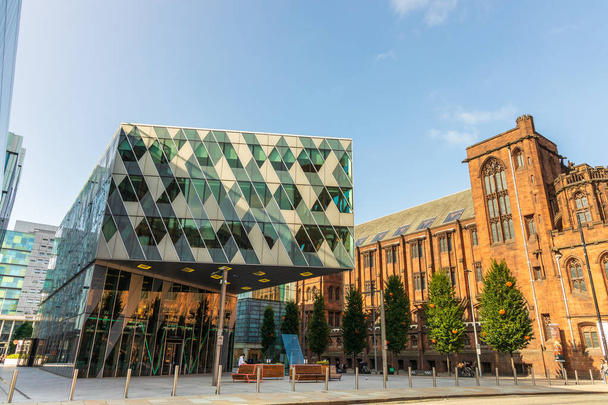 MANCHESTER, UK - 20. syyskuuta 2020: Vanhat ja uudet rakennukset Deansgatessa Manchesterissa. - Valokuva, kuva