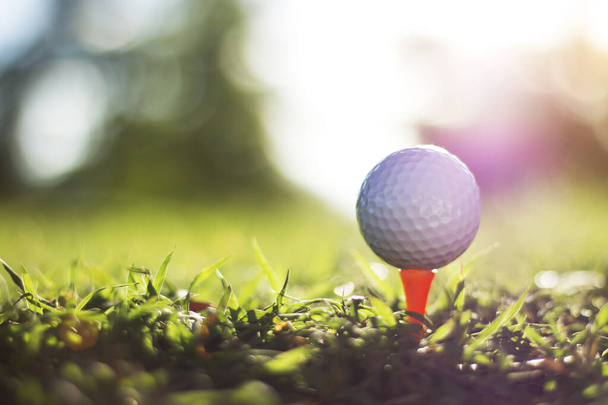 golfbal op tee in een prachtige golfbaan met ochtendzon.Klaar voor golf in de eerste short.Sport die mensen over de hele wereld spelen tijdens de vakantie voor de gezondheid. - Foto, afbeelding