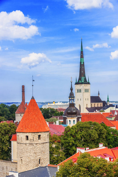 TALLINN, ESTONIA: Vista sobre el casco antiguo de Tallin y el mar Báltico desde arriba  - Foto, Imagen