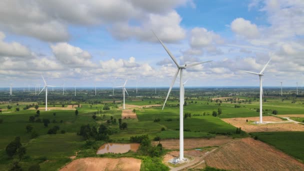 Mnoho větrných turbín pro výrobu elektřiny na pastvinách s horami a oblohou jako zázemí v Thajsku. - Záběry, video