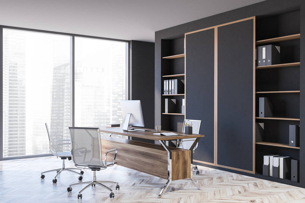 Esquina de la elegante oficina CEO con paredes grises, suelo de madera y mesa de ordenador. Concepto de liderazgo. renderizado 3d - Foto, imagen