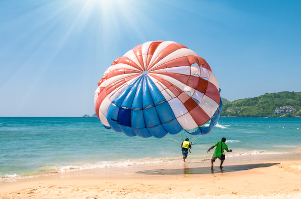 Parasailing en Patong Beach en Phuket - Tailandia Deportes extremos
 - Foto, imagen