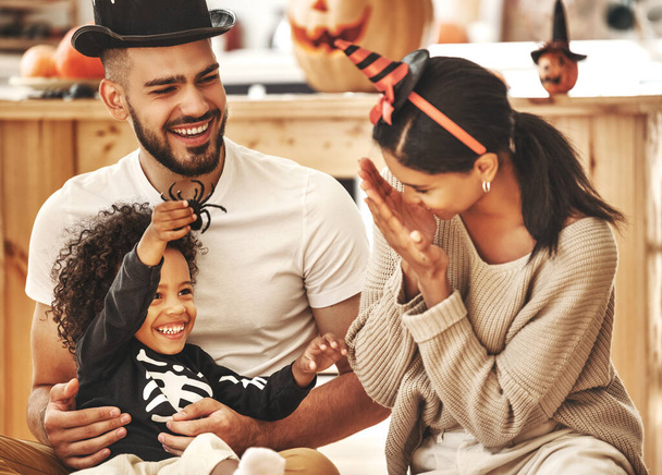 feliz familia multiétnica madre, padre e hijo pequeño divertirse y celebrar Halloween en hom - Foto, Imagen