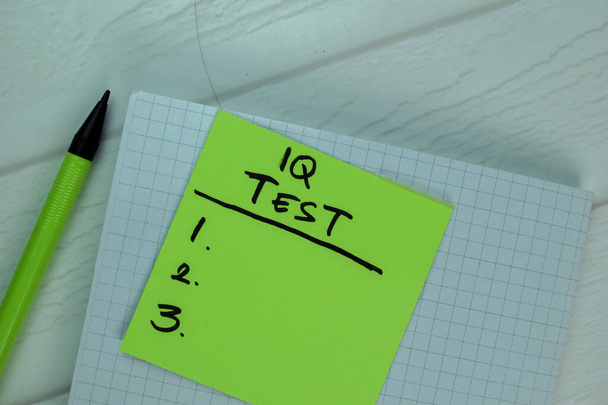 IQ-Test schreiben auf Haftnotizen Unterstützt durch zusätzliche Dienste isoliert auf dem Schreibtisch. - Foto, Bild