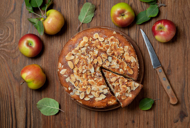 apple cake (apple apfel kuchen), fresh apples on a wooden background. view from above - Fotoğraf, Görsel