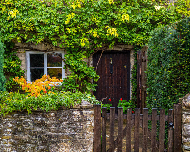 Oxfordshire, UK - October 3rd 2020: The facade of a pretty cottage in Oxfordshire, UK. - Foto, Imagem