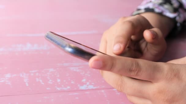 primer plano de las mujeres mano sosteniendo el teléfono inteligente  - Metraje, vídeo