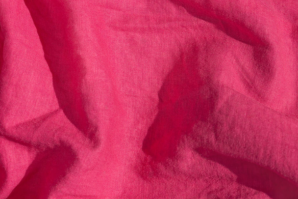 Tessuto lino rosa texture vista dall'alto. Sfondo corallo rosso. Tendenze vestiti femminili colore moda. Femmina blog sfondo testo segni desidgn. Carta da parati Girly astratta, superficie tessile.Natural eco materiale - Foto, immagini