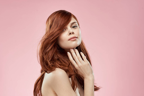 Mulher bonita com cabelo bonito longo penteado penteado glamour ombros nus fundo rosa - Foto, Imagem