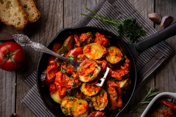 Ratatouille di verdure cotte, piatto di verdure tradizionale - Foto, immagini