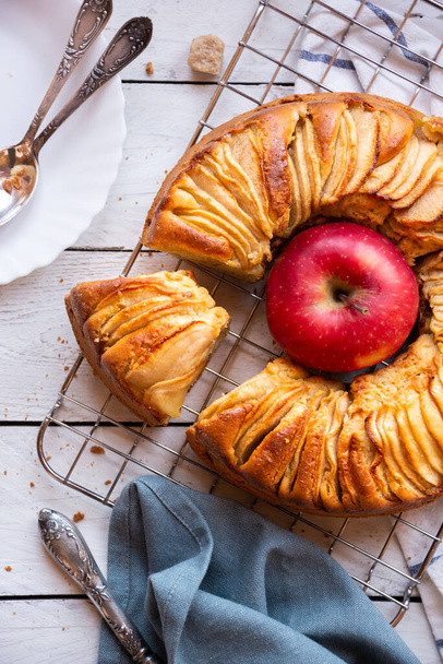 Домашний вкусный яблочный пирог с нарезанным яблоком и коричневым сахаром - Фото, изображение