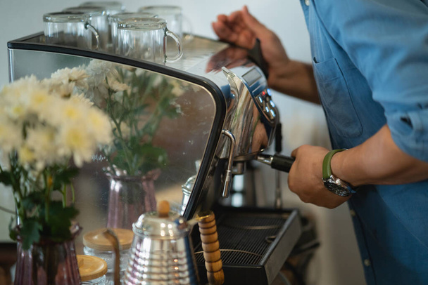 barista dělat horkou kávu v kavárně - Fotografie, Obrázek