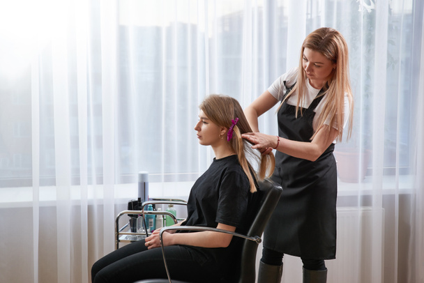 Κομμωτήριο styling μαλλιά ενός πελάτη στο σαλόνι ομορφιάς - Φωτογραφία, εικόνα