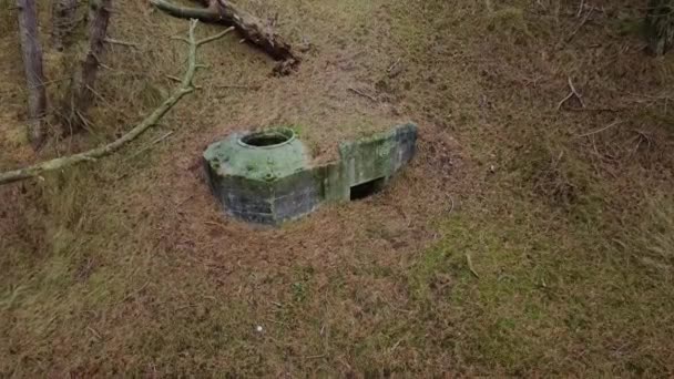 Arial kilátás egy bunkerre az erdőben. Egy géppuskát helyeztek el a lövedék tetején.. - Felvétel, videó