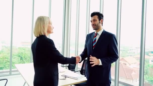 Деловые люди пожимают друг другу руки в офисе - Кадры, видео