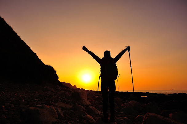 Femme randonnée bras ouverts au lever du soleil
 - Photo, image