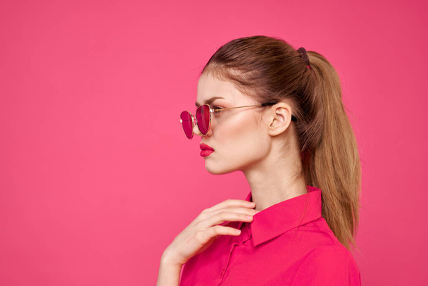 Mulher de camisa rosa e óculos castanhos corte ver moda modelo emoções gestos mãos retrato - Foto, Imagem