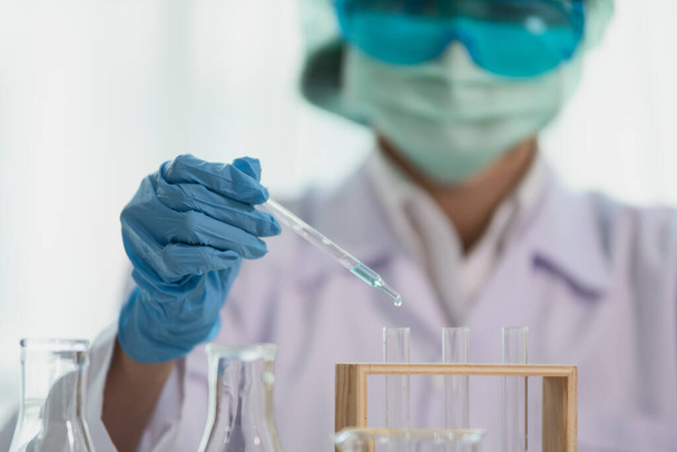 Close-up van Aziatische vrouwelijke wetenschapper met reageerbuis maken van onderzoek in klinisch laboratorium, Wetenschap en chemie concept, Medisch technoloog - Foto, afbeelding