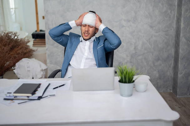 Portret van gestresste zakenman met handpalm op het gezicht in zijn kantoor - Foto, afbeelding