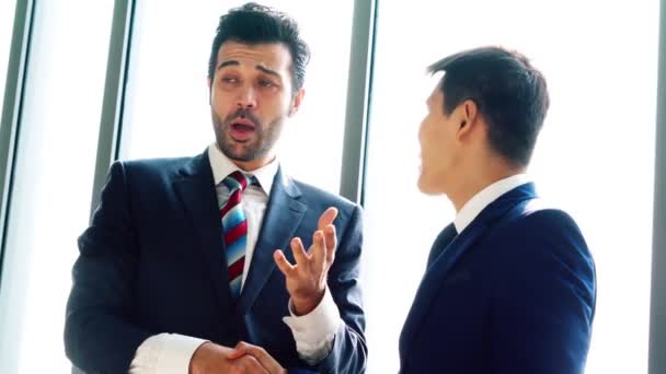 Negocios apretón de manos en la oficina corporativa - Metraje, vídeo