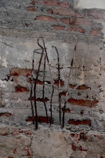 άποψη κατεδάφισης εργοταξίου με σπασμένο τοίχο και σπατάλη - Φωτογραφία, εικόνα