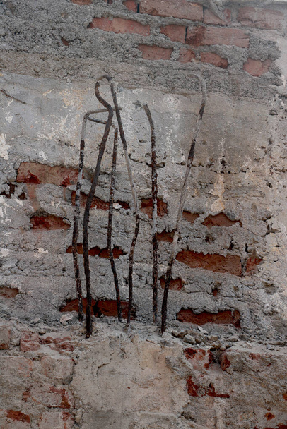 άποψη κατεδάφισης εργοταξίου με σπασμένο τοίχο και σπατάλη - Φωτογραφία, εικόνα