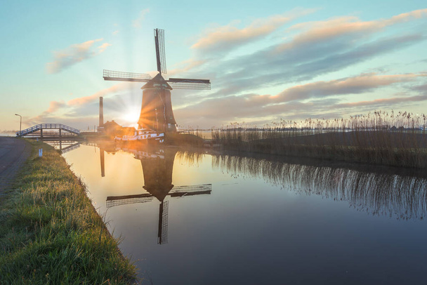 El molino de viento De Kaagmolen en frente de un canal y barco, Holanda del Norte, Países Bajos - Foto, imagen