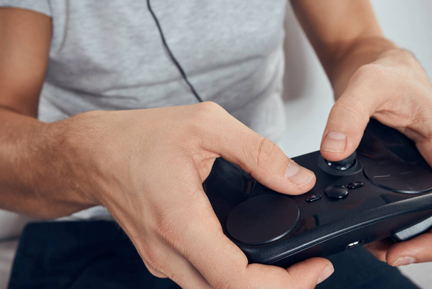 Gamepad manos masculinas cerca de la tecnología de oficina adicción a los videojuegos - Foto, imagen