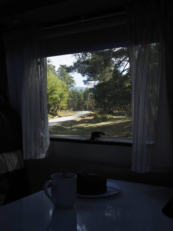 Vista desde la ventana de una casa móvil en las montañas - Foto, Imagen