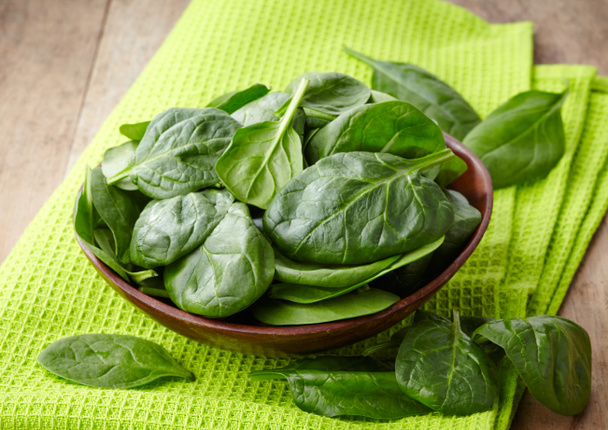 Foglie di spinaci freschi
 - Foto, immagini