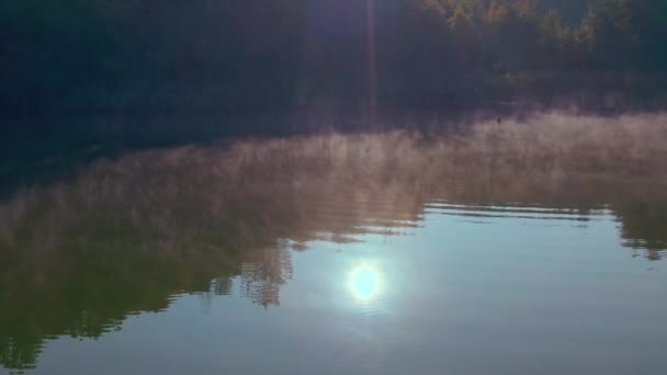  das Wasser verdunstet und schwebt in der Morgensonne über dem Wasser. - Filmmaterial, Video